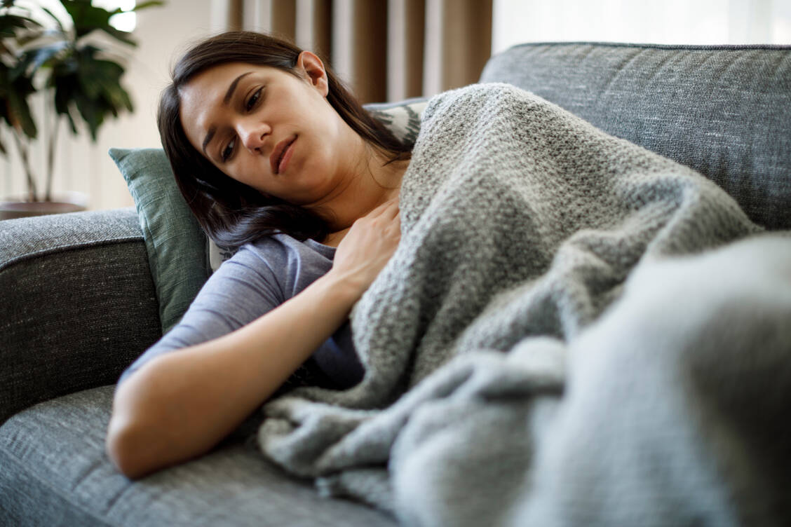 Nach einer SARS-CoV-2-Infektion fühlen viele sich noch wochen- bis monatelang erschöpft oder haben andere Symptome. Die gute Nachricht: Bei 90 Prozent verschwinden die Beschwerden mit der Zeit. / Foto: Getty Images/damircudic