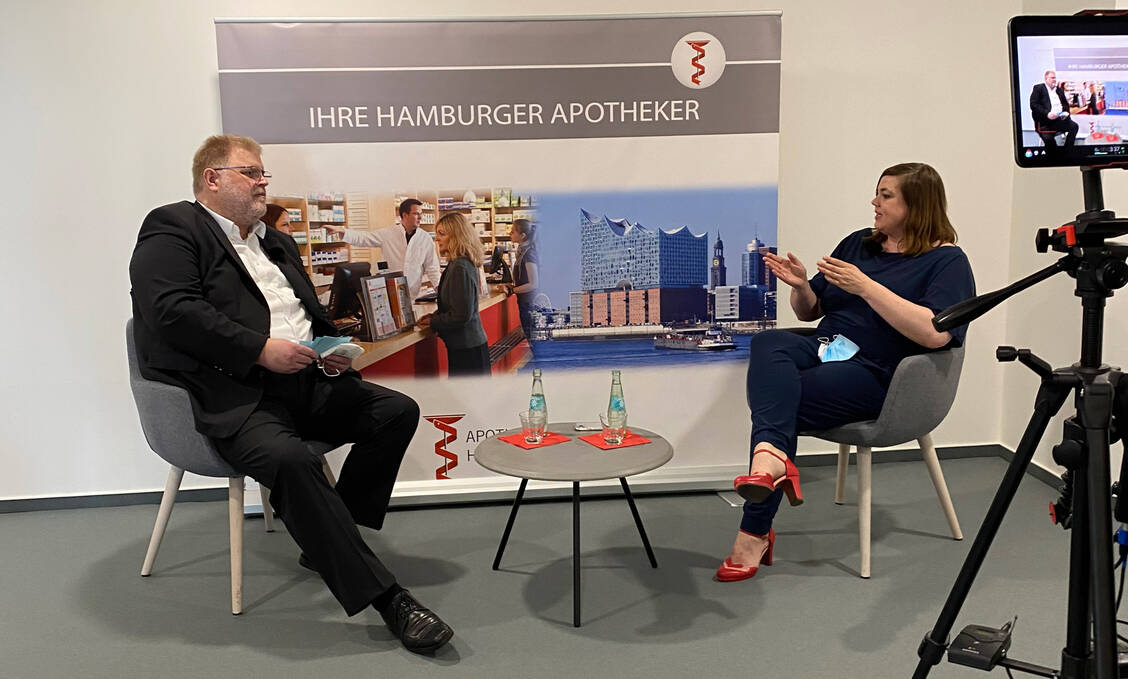 Katharina Fegebank, Zweite Bürgermeisterin der Freien und Hansestadt Hamburg, stellt sich den Fragen von Kammerpräsident Kai-Peter Siemsen. / Foto: Apothekerkammer Hamburg