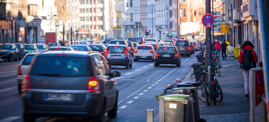 Sollten die Grenzwerte für Feinstaub und Stickoxide gelockert oder weiter verschärft werden? Da gehen die Meinungen von Experten und Politikern derzeit weit auseinander. / Foto: Adobe Stock / jotily