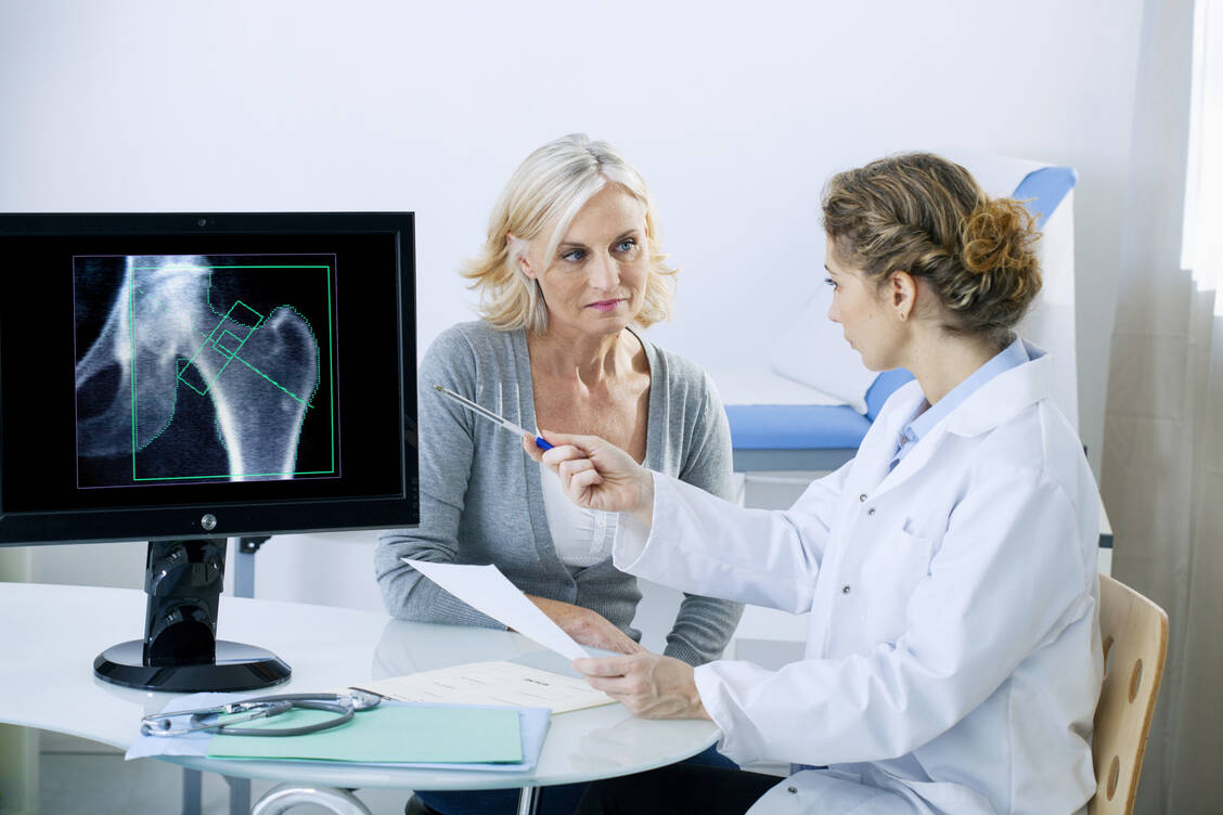 Wenn Patienten langfristig Glucocorticoide einnehmen, sollten Knochendichte und Osteoporoserisiko regelmäßig überprüft werden. / Foto: Adobe Stock/ RFBSIP