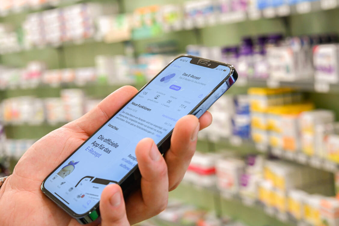 Ab 1. Januar 2022 sollen Patienten ihre E-Rezepte unter anderem über die eigens dafür konzipierte Gematik-App in die Apotheken schicken können. / Foto: picture alliance/dpa