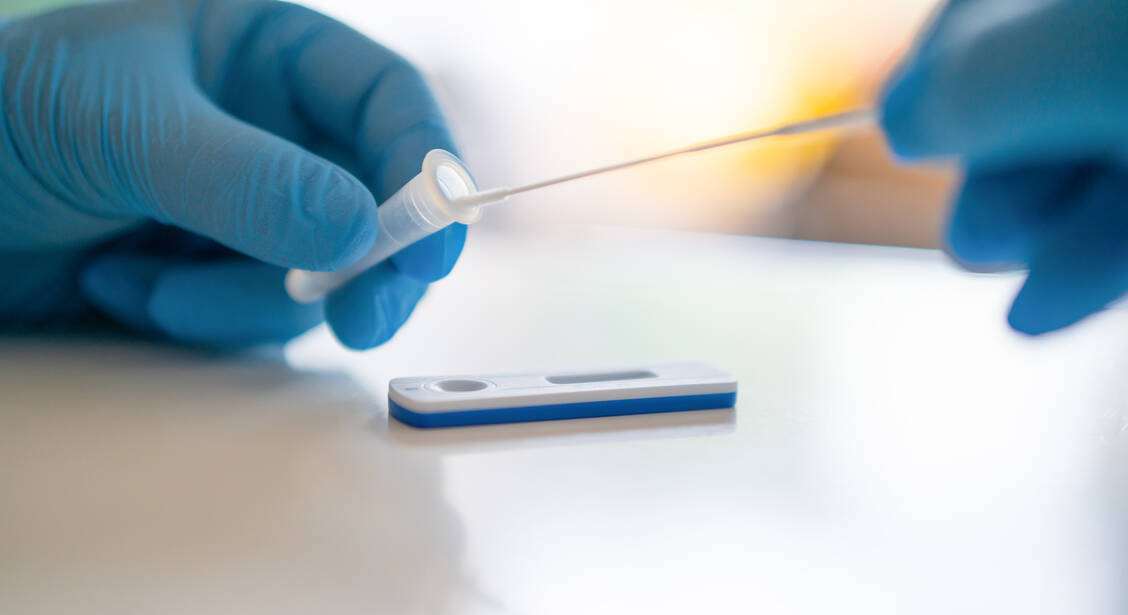Um bei der Omikron-Variante ein positives Ergebnis in Antigen-Schnelltests zu erhalten, muss deutlich mehr Virusmaterial in der Probe sein als bei der Delta-Variante. / Foto: Getty Images/iStock