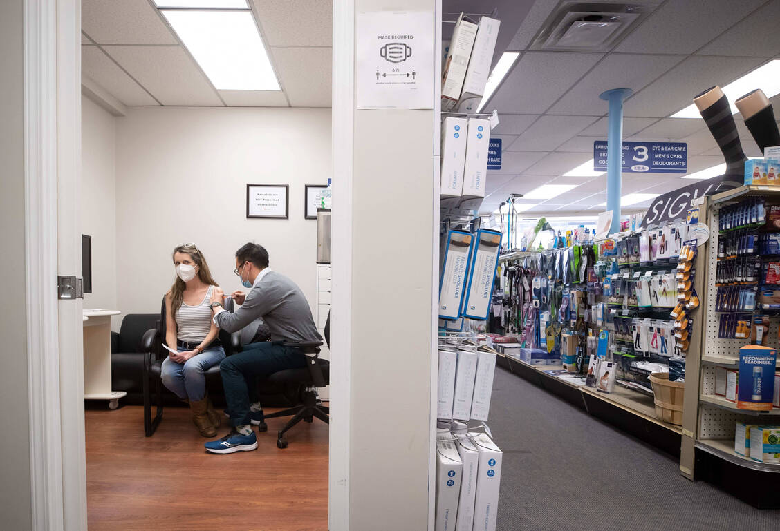In dieser kanadischen Apotheke in Vancouver wird gegen Covid-19 geimpft. Kanada gehört zu den Ländern, in denen Impfungen in Apotheken erlaubt sind. / Foto: Imago Images/ZUMA Press