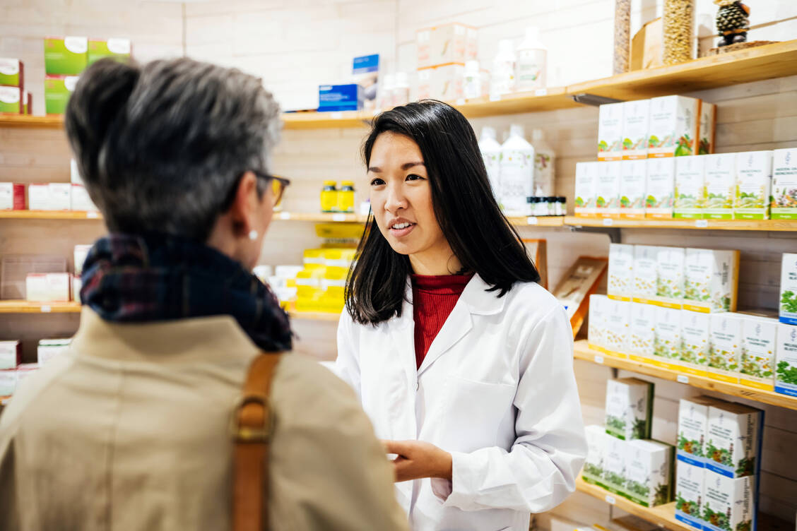 Die Abgabe von Phytopharmaka ist beratungsintensiv. So gibt es etwa bei Knoblauchpräparaten wichtige Wechselwirkungen zu beachten. / Foto: Getty Images/Tom Werner