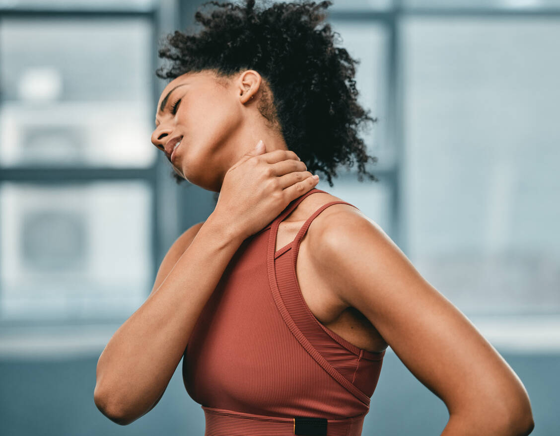 Die bei einigen Long-Covid-Patienten bestehenden Symptome wie Muskelschwäche oder -schmerzen könnten auf strukturelle Veränderungen in den Muskel-Fasern und versorgenden Blutgefäßen zurückgehen.  / Foto: Adobe Stock/peopleimages.com