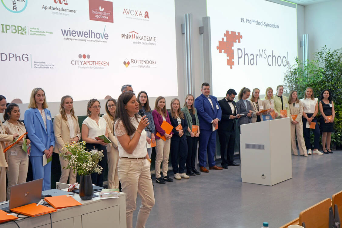 Stellvertretend für das Pharmschool-Team bedankte sich Dr. Frauke Weber bei dem Abschlusssemester für die Organisation des gelungenen Symposiums. / Foto: Richard Schlüter