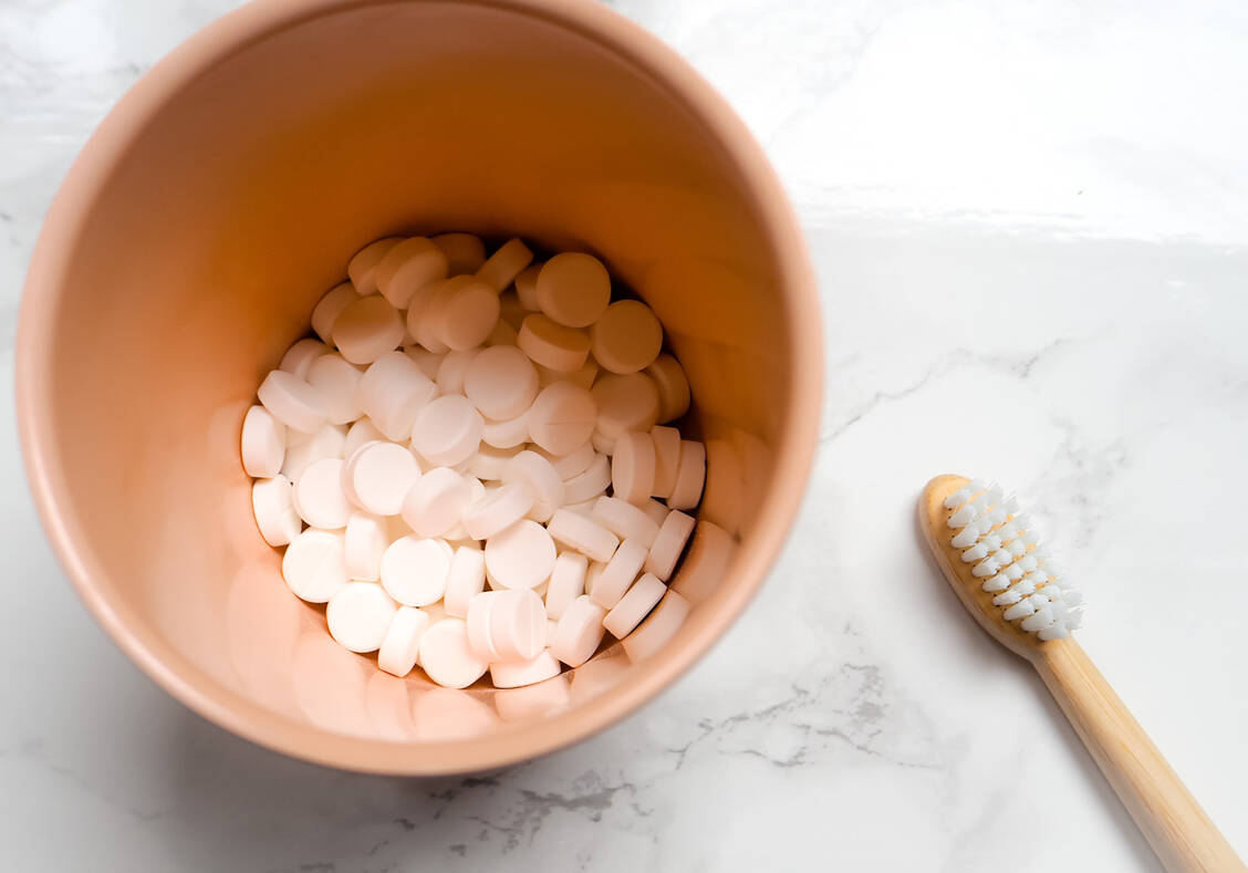 Mit Zahnreinigungs-Tabs lässt sich Müll vermeiden, nämlich die Plastikverpackung der Zahnpasta-Tube. Um einen gleichwertigen Ersatz für die Zahncreme darzustellen, sollten die Tabs aber auf jeden Fall genügend Fluorid enthalten. / Foto: Adobe Stock/Luoxi