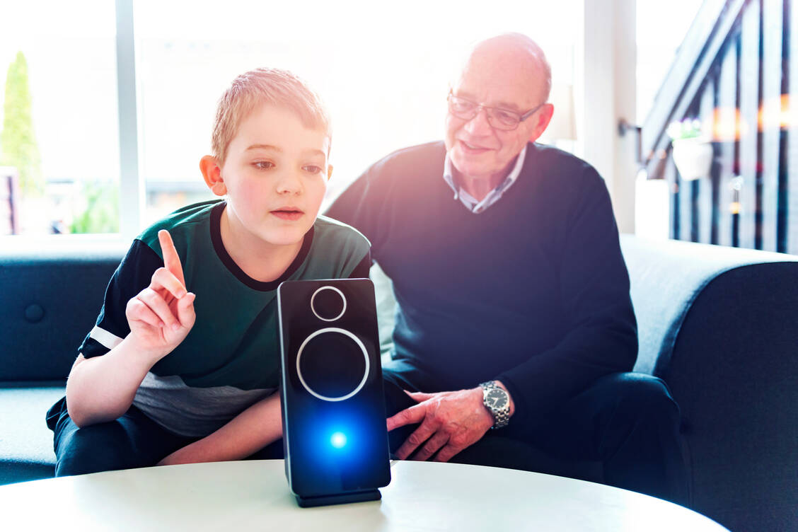 NHS setzt auf Effizienz: Mit einem Algorithmus holt Alex sich die abgefragten Gesundheitsinformationen direkt von der NHS-Website. / Foto: iStock/mikkelwilliam