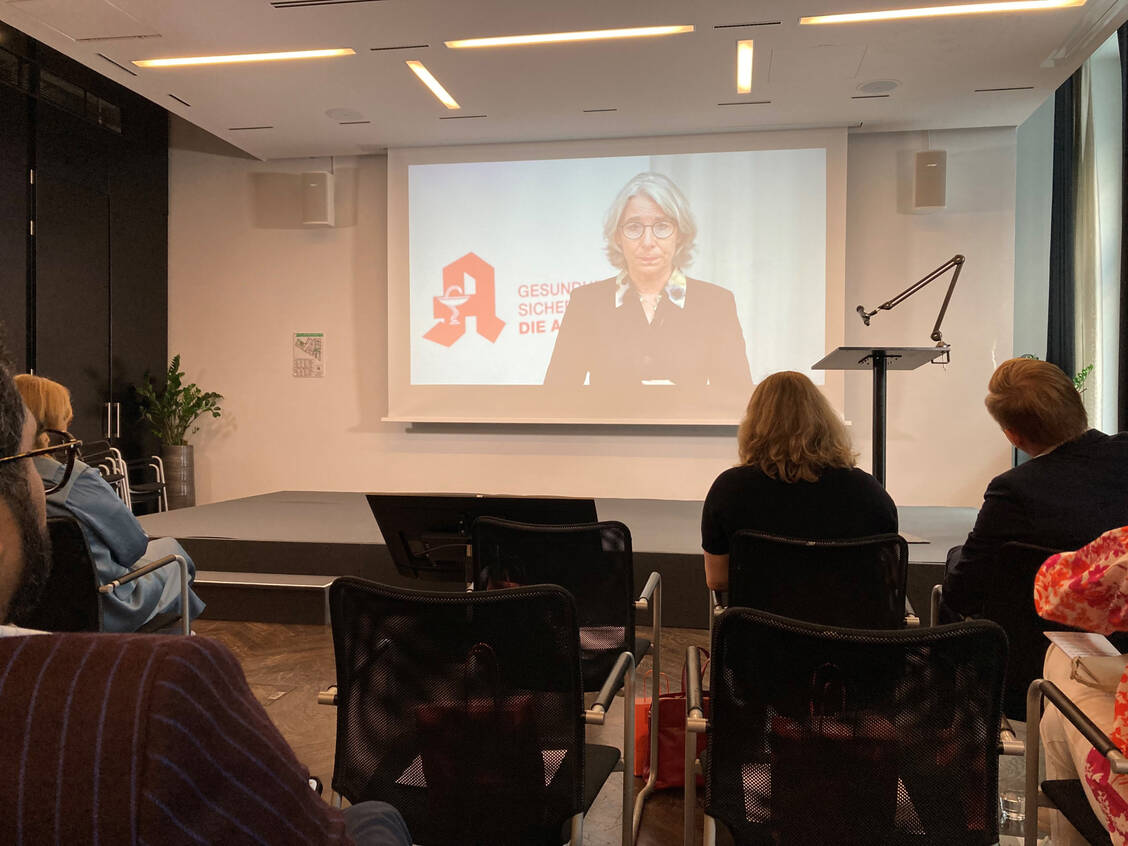 Bei der Veranstaltung des Aktionsbündnisses Patientensicherheit anlässlich des Welttags der Patientensicherheit richtete ABDA-Präsidentin Gabriele Regina Overwiening ein Videogrußwort an die Teilnehmer. / Foto: PZ/Orth