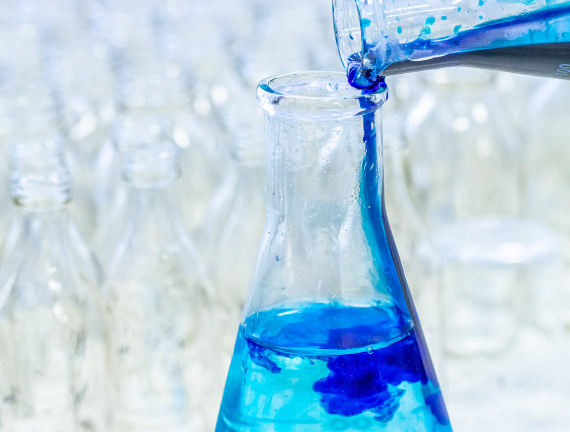 Methylenblau ist ein Derivat des Phenothiazins, das vor allem als Farbstoff in der mikroskopischen Diagnostik eingesetzt wird. Neuerdings erlebt es einen Hype als Hirndoping-Substanz. / Foto: Getty Images/asikkk