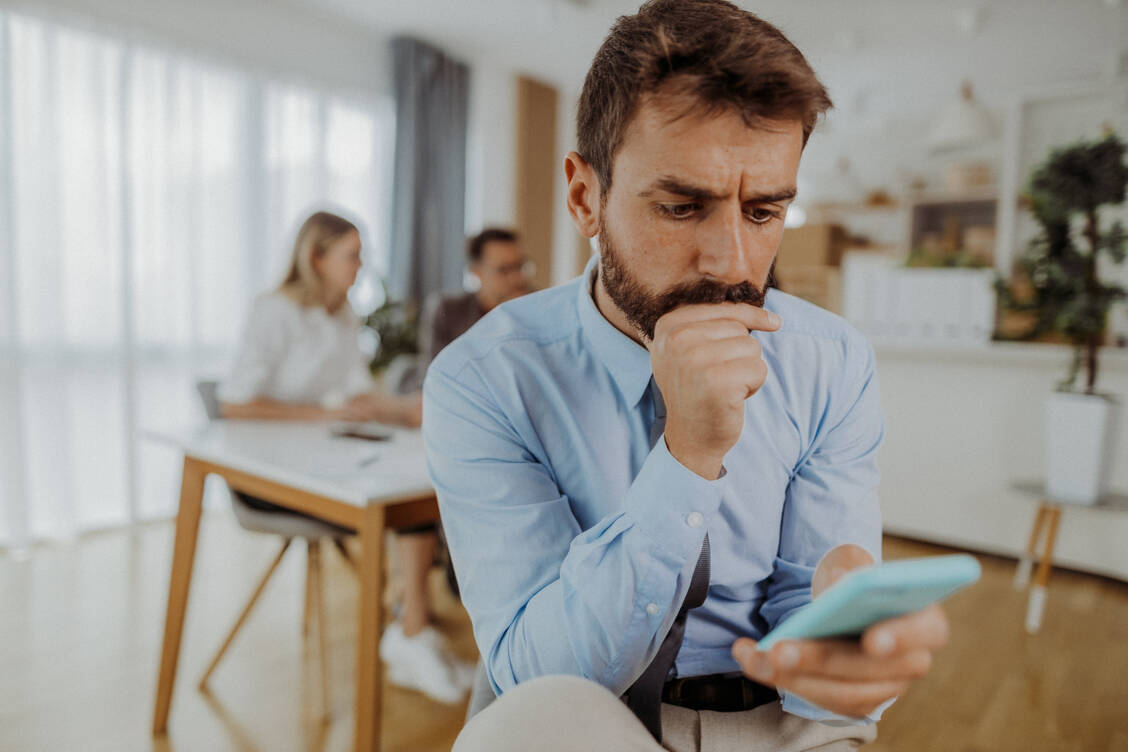 Nachrichten sollte man nur in Maßen konsumieren, wenn einem die allgemeine Weltlage auf die Stimmung schlägt. Und dann über seine Sorgen mit anderen reden, rät die Positive Psychologie. / © Getty Images/milan2099