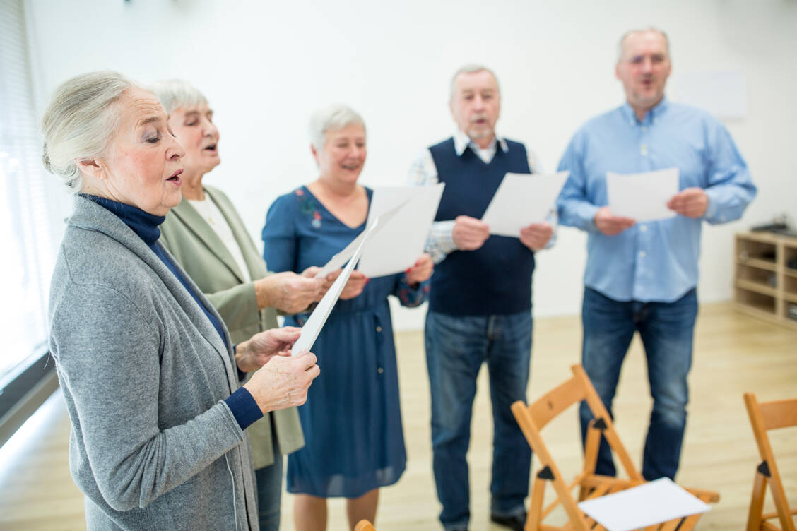 Musik macht Freude und verbindet Menschen – mit und ohne Demenz.  / © Getty Images/Westend61