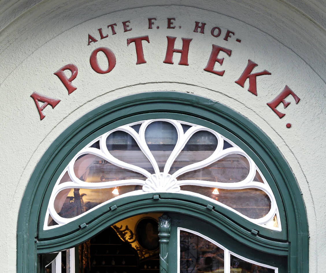 Viele Apothekenteams sind verunsichert: Wird der Betrieb geschlossen, wenn ein Kollege sich infiziert? / Foto: Imago/imagebroker