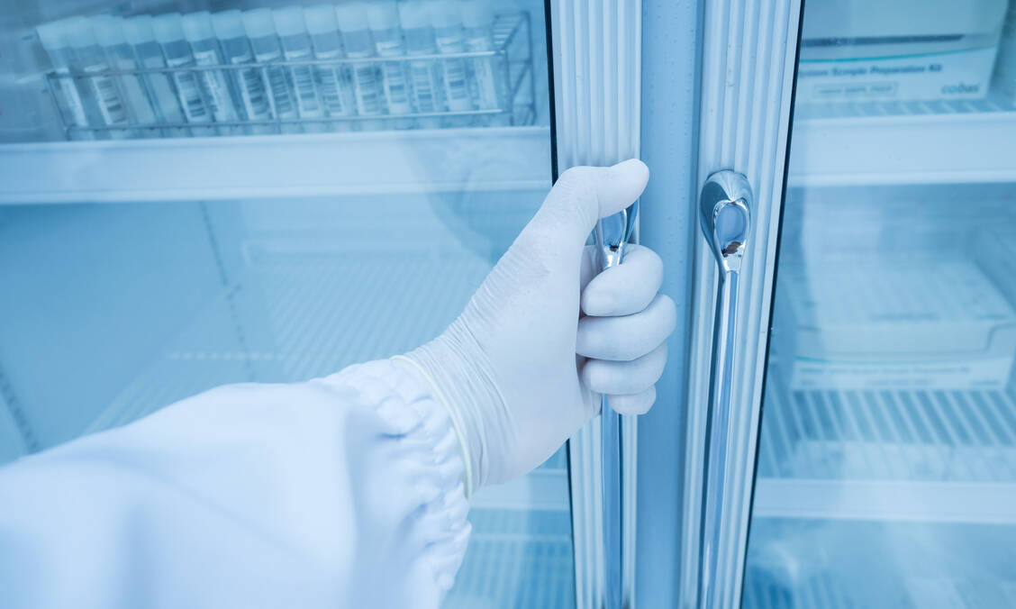 Bei teils sehr hohen Minusgraden müssen die Impfstoffe gegen Covid-19 transportiert und gelagert werden. Das stellt Logistiker vor große Herausforderungen. / Foto: Adobe Stock/arcyto
