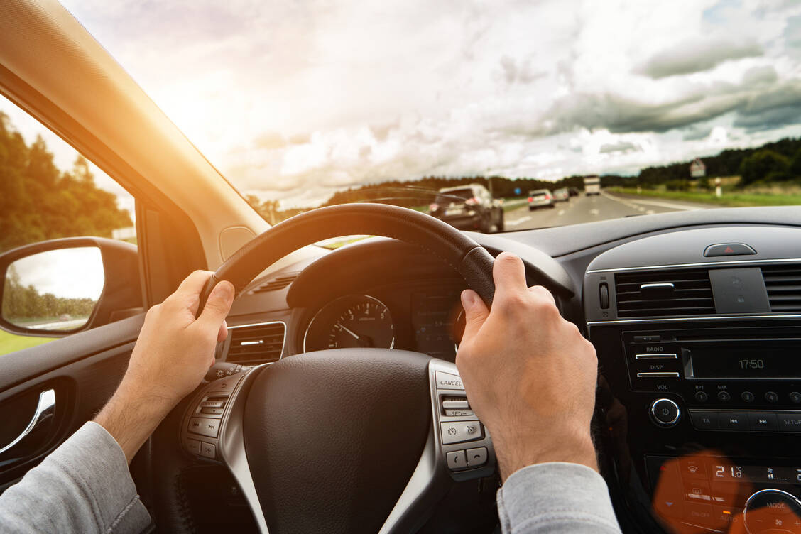 Sedierend wirkende Medikamente können die Fahrtüchtigkeit beeinträchtigen. Dies ist bei Lavendelöl-Extrakt nicht der Fall.  / Foto: Shutterstock/Minerva Studio