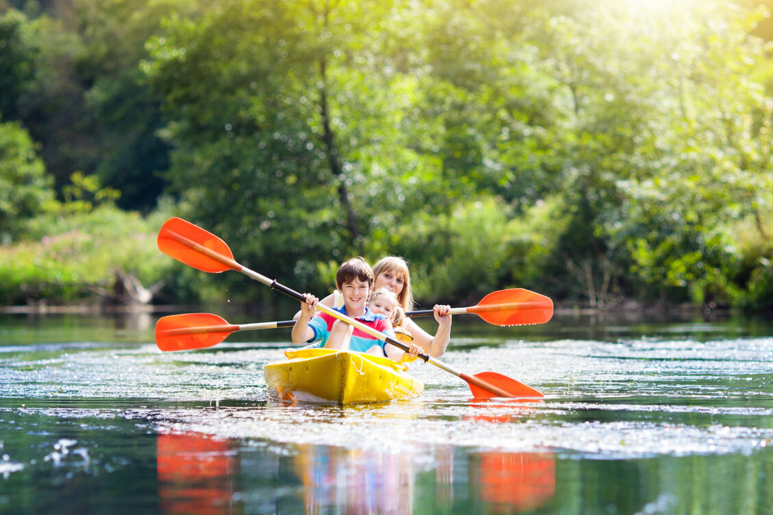 Ob Paddeltour im Spreewald oder Wanderung im Allgäu: Auch wer im eigenen Land Urlaub plant, sollte dabei die Reiseapotheke nicht außer Acht lassen. / Foto: Adobe Stock/famveldman