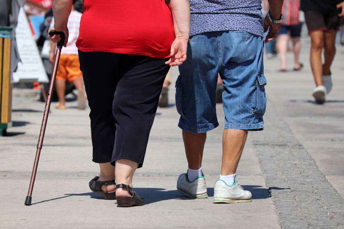 43,8 Prozent der Frauen und sogar 62,6 Prozent der Männer in Deutschland sind neuesten Zahlen zufolge übergewichtig, 15,8 beziehungsweise 19,9 Prozent sogar adipös. / © Getty Images/Oleg Elkov