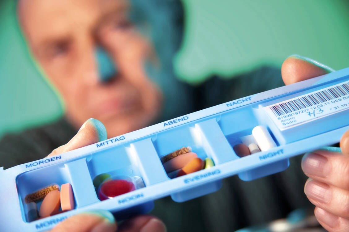 Die Tablettenlast kann bei Patienten nach einem Herzinfarkt recht hoch sein. Je nach Risikofaktoren kann ein Teil davon ein Jahr nach dem Ereignis wieder abgesetzt werden. / Foto: Fotolia/pix4U