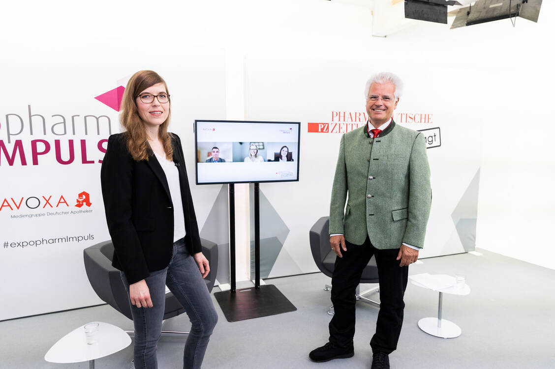 Diskutierten gemeinsam über die Nachwuchssorgen im Apothekenmarkt: BAK-Präsident Thomas Benkert und Stephanie Schersch, PZ-Ressortleiterin Politik. Zugeschaltet waren Adexa Chef Andreas May, Bianca Partheymüller vom BPhD und die Vorsitzende des Saarländischen Apothekervereins Susanne Koch / Foto: Philipp Külker