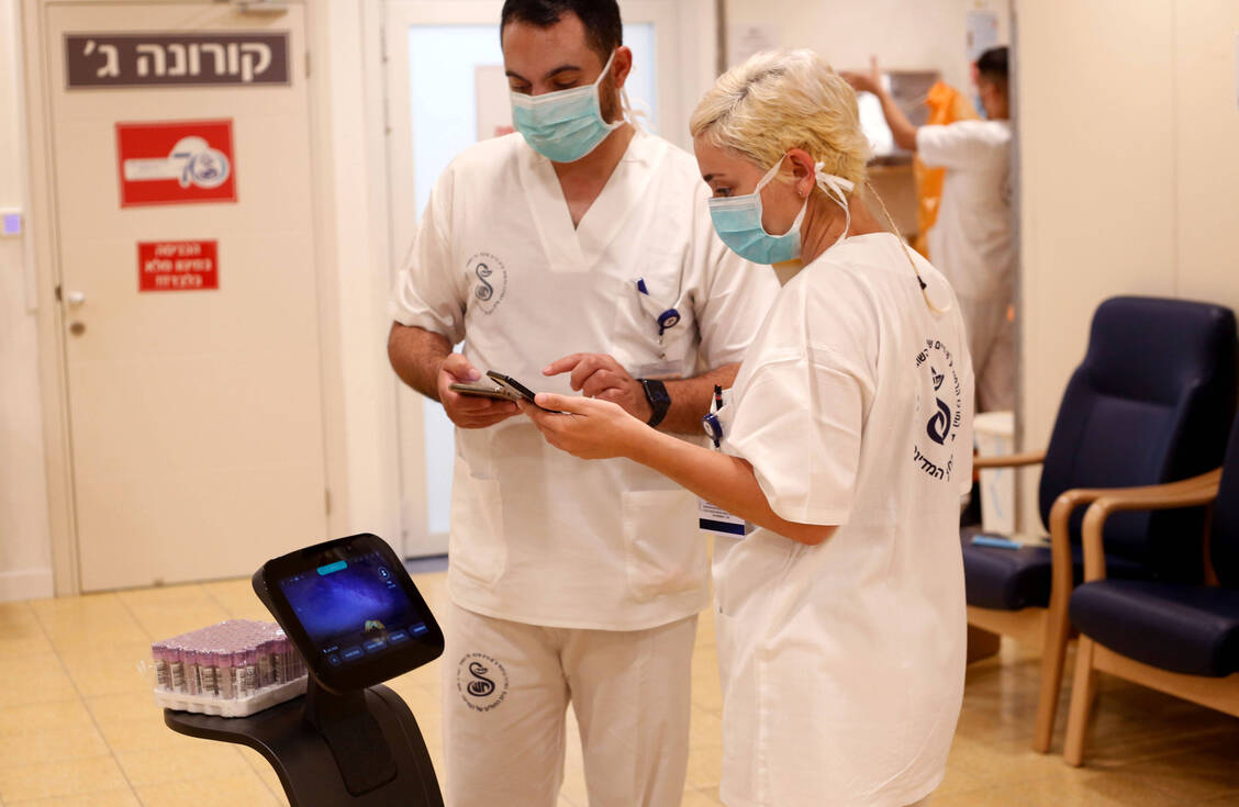 Im Sheba Medical Center arbeitet man schon etwas länger mit Robotern zusammen. Hier der autonome Assistenz-Roboter Temi, der helfen soll, menschliche Kontakte im Krankenhaus zu reduzieren. / Foto: imago images/Xinhua