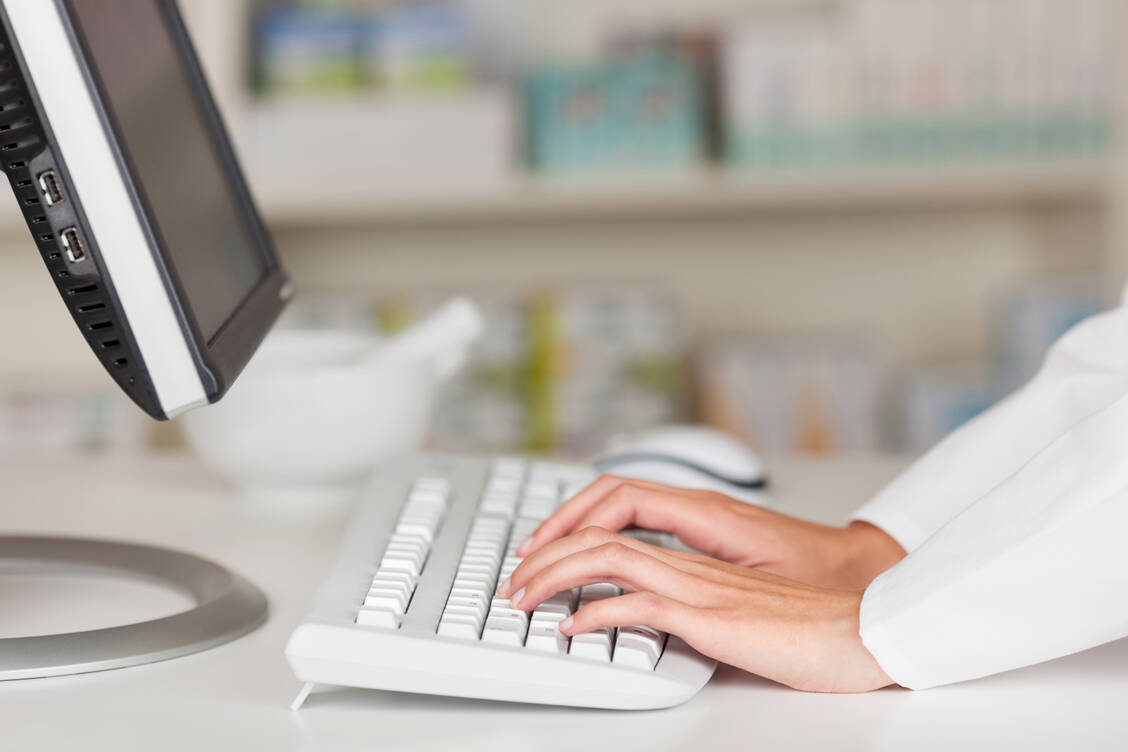 Im Apothekenalltag ist es nicht immer einfach, die notwendigen Informationen möglichst rasch zu finden. Eine erste Hilfestellung ist die Linksammlung »Pharmaziebibliothek«. / Foto: Adobe Stock/contrastwerkstatt