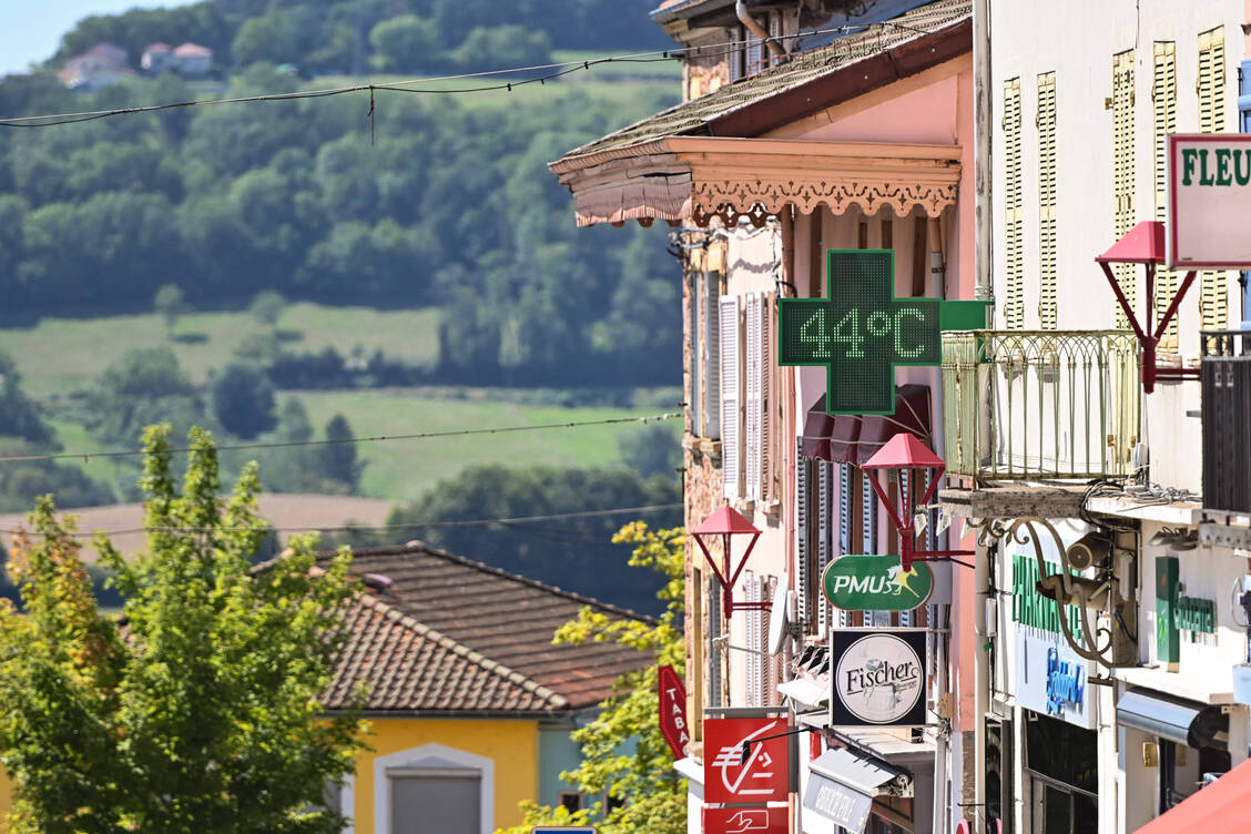 44 Grad zeigte das Thermometer dieser Apotheke in Cours-la-Ville in der Region Auvergne-Rhône-Alpes in Frankreich am 22. August 2023. / Foto: Imago/Zuma Wire