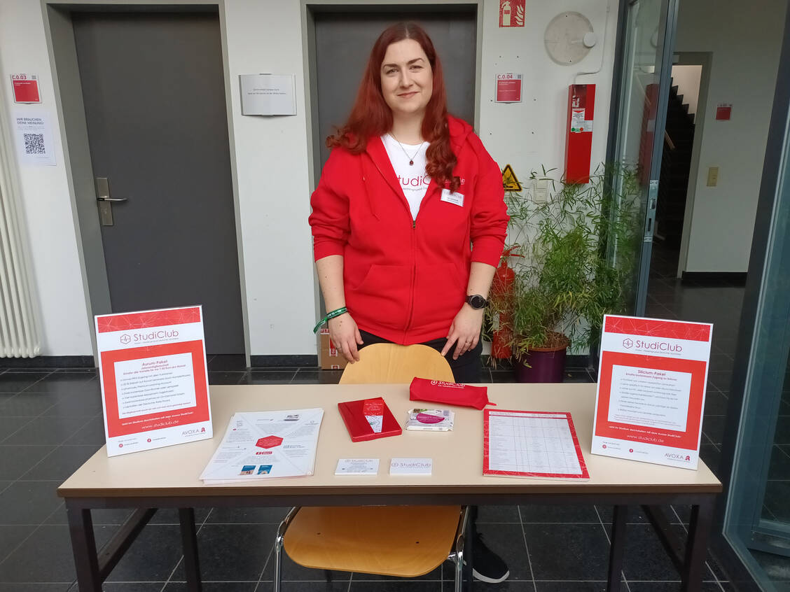 Bei der Partnermesse stellte Julia Lanzenrath im Rahmen der BPhD-Verbandstagung den StudiClub der Avoxa Mediengruppe vor.  / Foto: Verena Maute