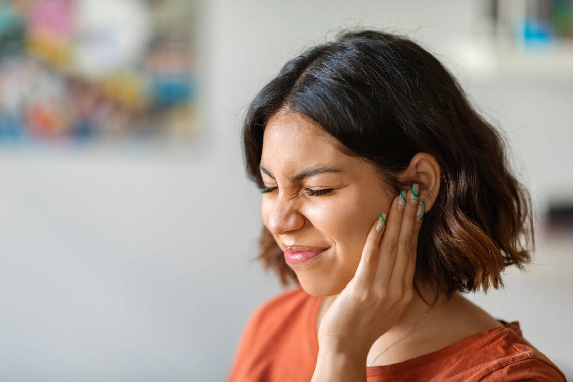 Ein Tinnitus kann extrem belastend sein. Basis der Therapie sind umfassende Aufklärung, Beratung und Stressmanagement. / © Adobe Stock/Prostock-studio