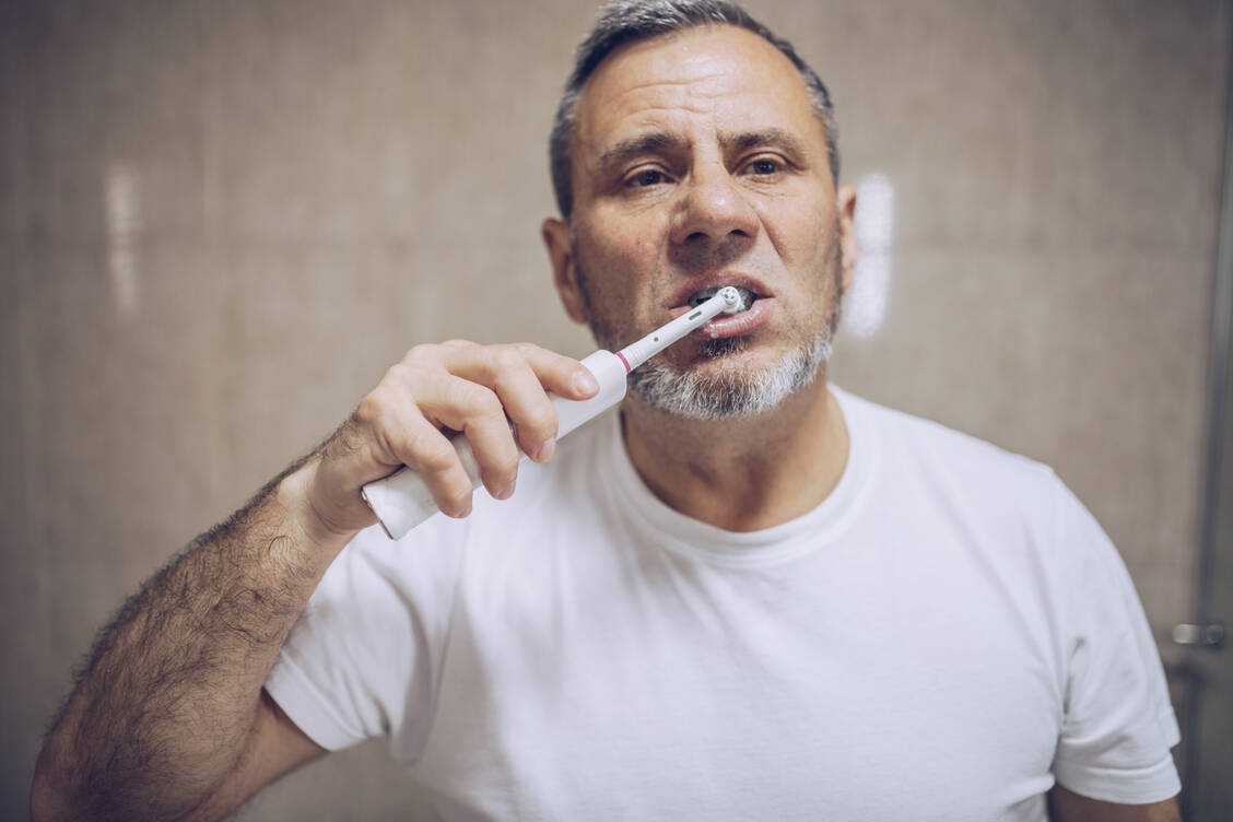 Mit einer konsequenten Zahnhygiene lässt sich einer Mukositis möglicherweise vorbeugen. Wichtig ist, dass eine weiche Zahnbürste benutzt werden sollte. / © Getty Images/Nes