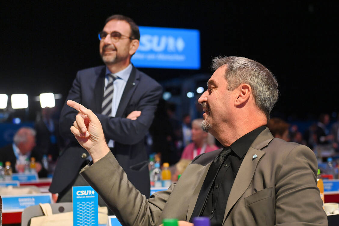 Die CSU-Politiker Klaus Holetschek (links) und Markus Söder wollen einen anderen Umgang mit psychisch Kranken.  / © IMAGO / Sven Simon