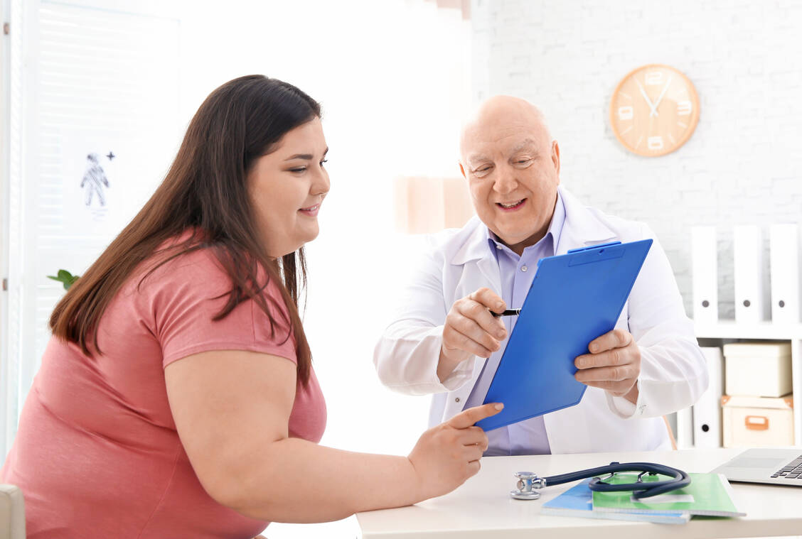 Nicht einfach drauflos quatschen: In der Kommunikation mit Adipositas-Patienten ist Köpfchen gefragt. / © Adobe Stock/New Africa