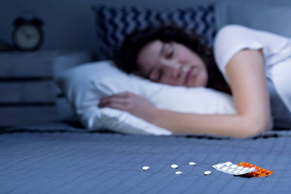 Bei Schlafproblemen sollte der Grund dahinter gefunden und wenn möglich behandelt werden. Schlafmittel sind auf jeden Fall keine Dauerlösung. / Foto: Shutterstock/Photographee.eu
