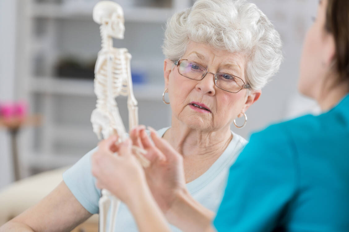 Biologische Arzneimittel  spielen in der Rheumatherapie eine wichtige Rolle.  / Foto: Getty Images/SDI Productions