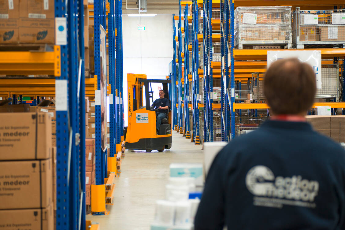 2019 hat das Medikamentenhilfswerk 14.700 Pakete  in mehr als  100 Länder verschickt. / Foto: Foto: action medeor/J. Scheffler