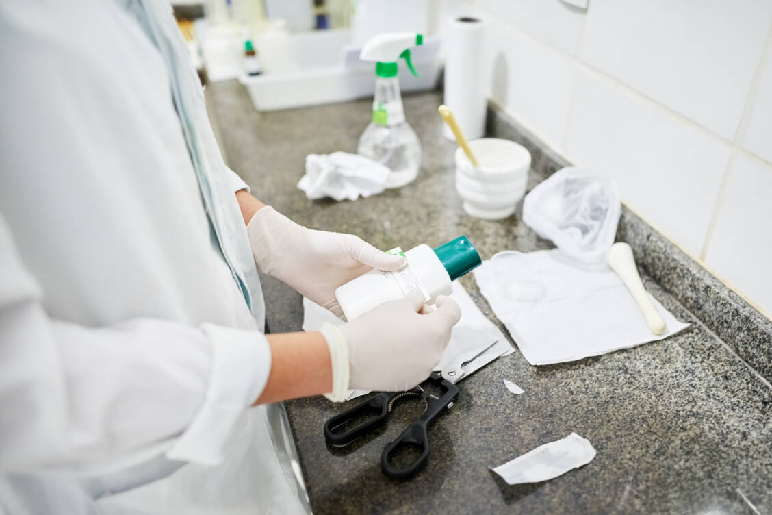 Rezepturen: Welche Posten die Apotheke der Kasse in Rechnung stellen darf, das ist bislang oft Streitpunkt. / © Getty Images/AJ Wattamaniuk