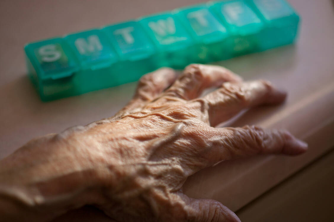 Auch bei Rheuma-Patienten haben die Älteren ein erhöhtes Risiko für schweres Covid-19, zudem Rheumatiker mit hoher Krankheitsaktivität oder hoher Glucocorticoid-Therapie. / Foto: Getty Images/Richard Hamilton Smith