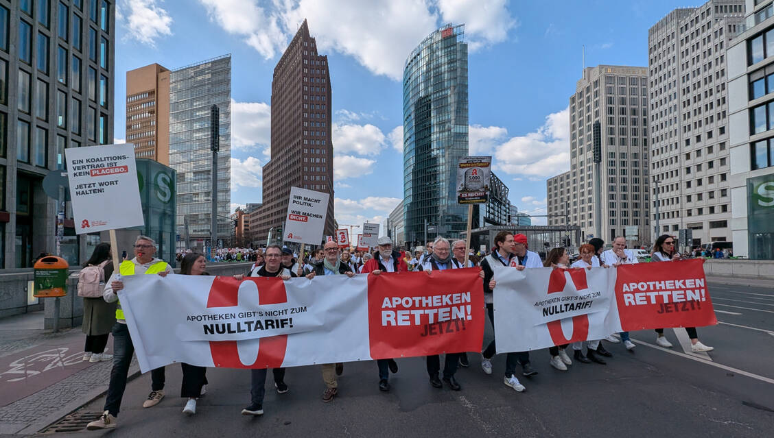 In Berlin zogen die Teams vom Potsdamer Platz zum Roten Rathaus. / © PZ/Brockfeld