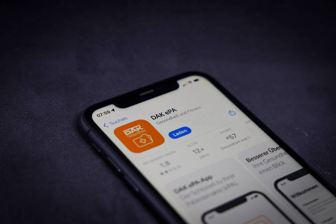 Die Krankenkassen bieten Apps zur Verwaltung der ePA an.  / © Imago/Rüdiger Wölk