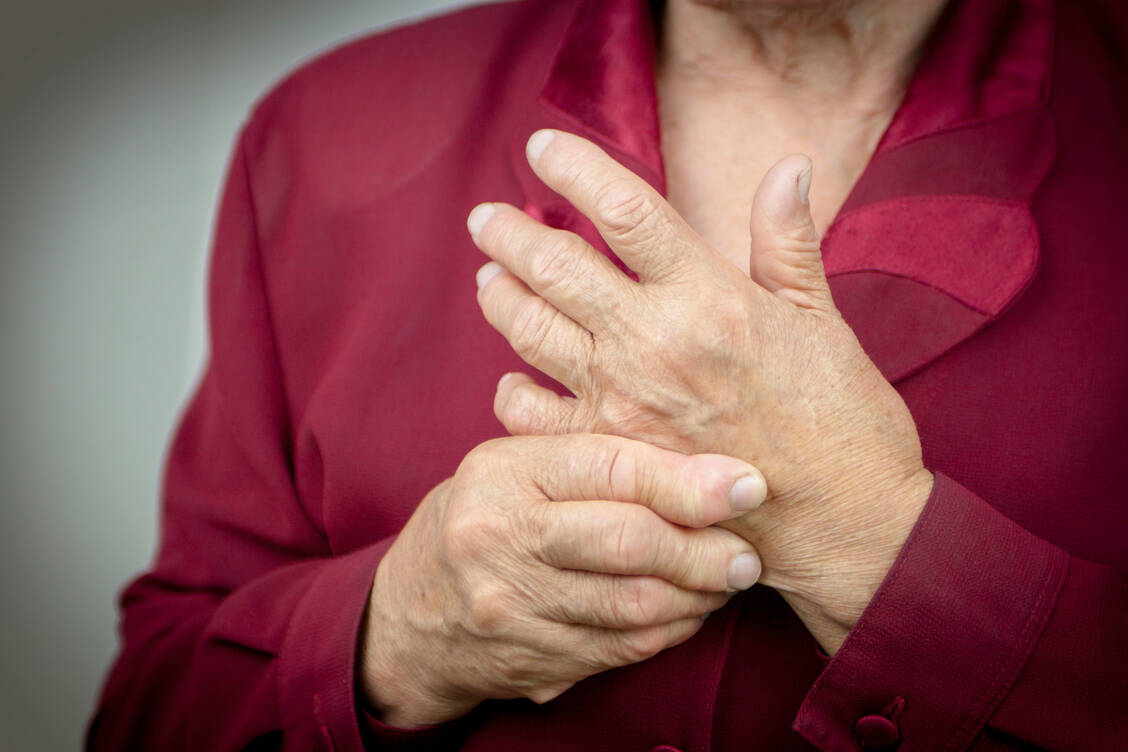 Da mit dem Alter ohnehin das Risiko für Herz-Kreislauf-Erkrankungen und Malignome steigt, sollen ältere Arthritis-Patienten nun möglichst nicht mehr mit Tofacitinib behandelt werden. / Foto: Getty Images/Suze777