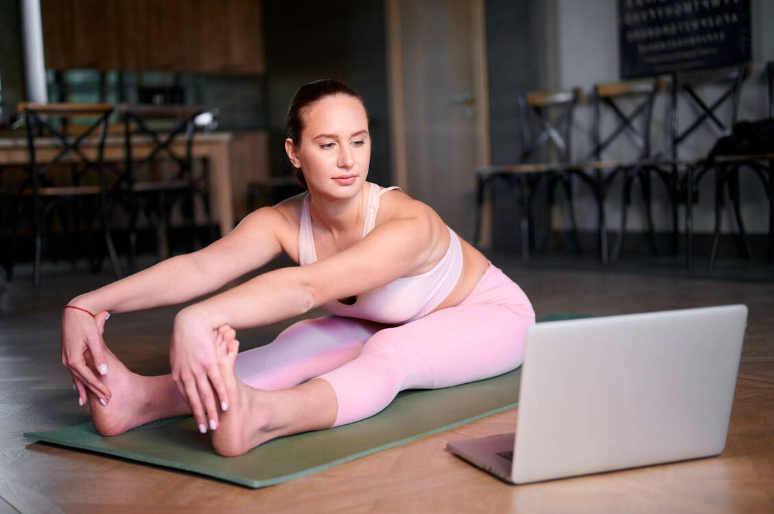 Risiko Fitness-Post: Inhalte gesundheitsbezogener Beiträge können Körperbild und Emotionen negativ beeinflussen, warnen Forschende. / © Shutterstock/Aleksandr Khmeliov