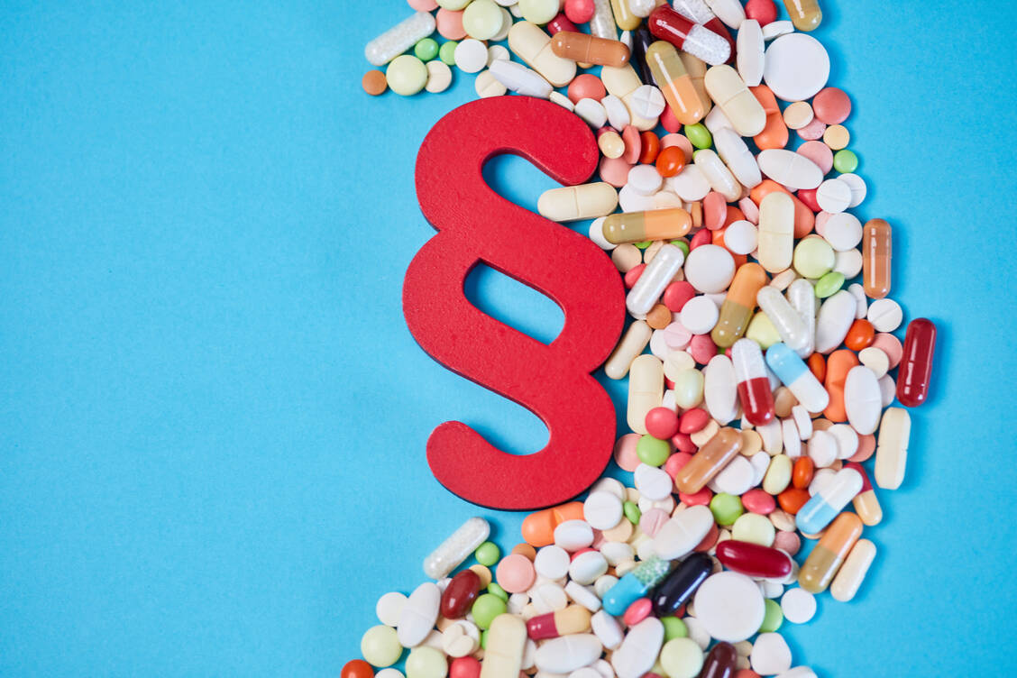 Die Arzneimittelversorgung und der Versand sind per Gesetz streng geregelt. Doch große EU-Versender umgehen immer wieder Vorschriften, wie etwa das Verbot von Rabatten. Bislang kommen sie damit meist davon. / © Adobe Stock/Robert Kneschke