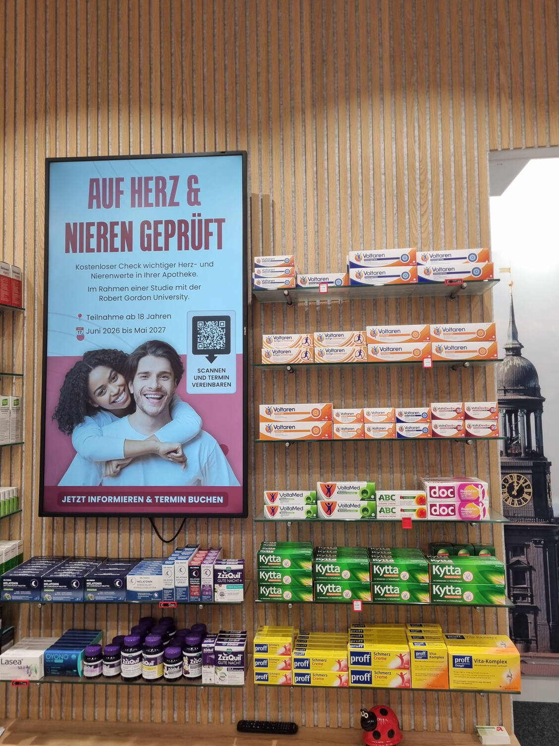 Die Apotheke bewirbt Dienstleistungen wie den Präventionscheck, das Impfen oder die klassischen pDL auch prominent auf Infoscreens. Viele Interessierte kommen jedoch auf Empfehlung zufriedener Kunden. / © PZ/Daniela Hüttemann