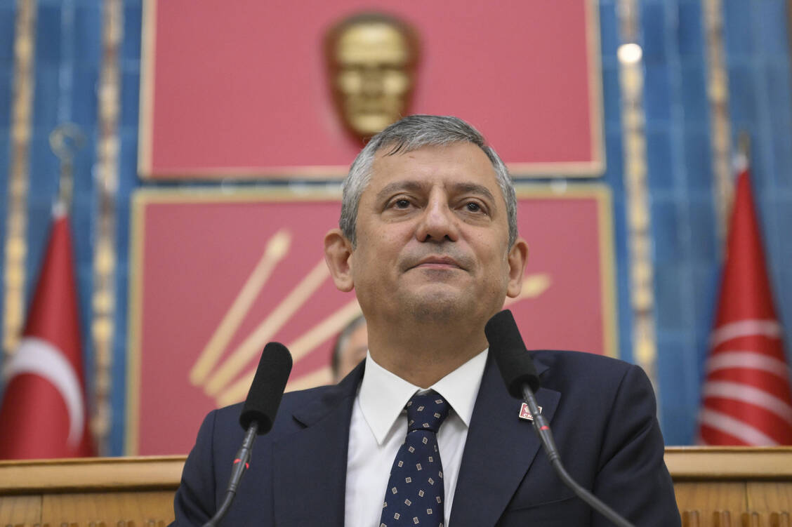 Özgür Özel kündigt in Ankara die Gründung einer neuen Partei an. Der frühere CHP-Vorsitzende setzt auf einen Neuanfang im Kampf gegen Präsident Recep Tayyip Erdogan. / © Imago/Anadolu Agency