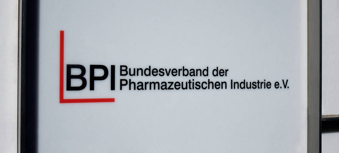 Wie umweltschädlich sind bereits zugelassene Wirkstoffe? Dies soll mit dem sogenannten ERA-Pooling-Project erfasst werden.  / © Imago / Steinach
