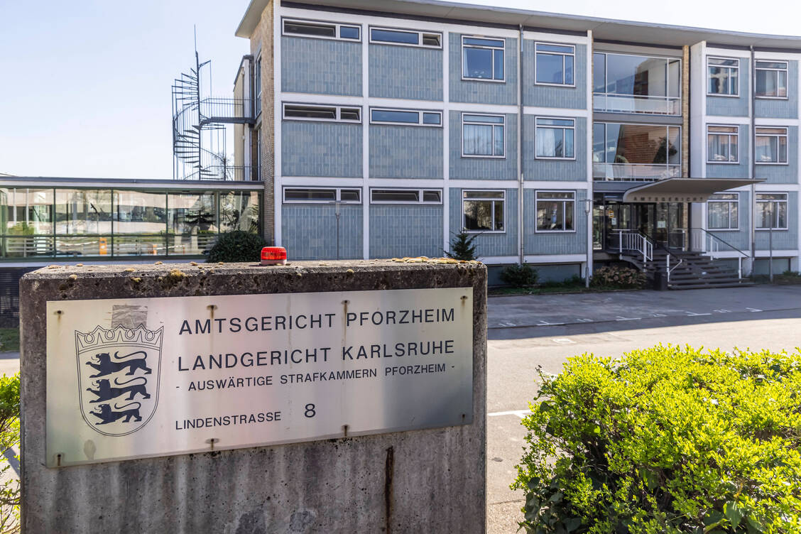 Ob das Augenscreening-Angebot von dm generell zulässig ist, soll das Landgericht Karlsruhe in erster Instanz klären. Ein Urteil wird am 26. November erwartet. / © Imago/Arnulf Hettrich