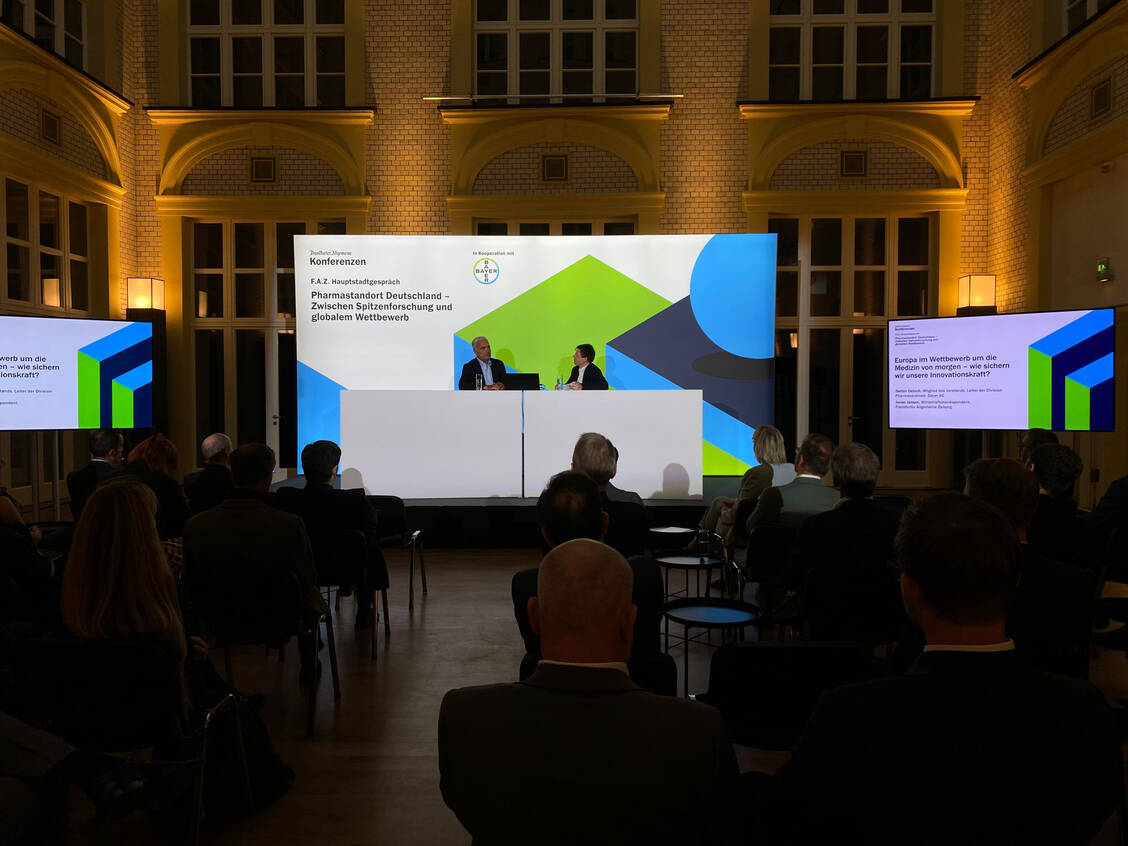 Stefan Oelrich, Vorstandsmitglied des Pharmaunternehmens Bayer, diskutiert mit Jonas Jansen, Redakteur der F.A.Z. / © PZ/Alexandra Amanatidou