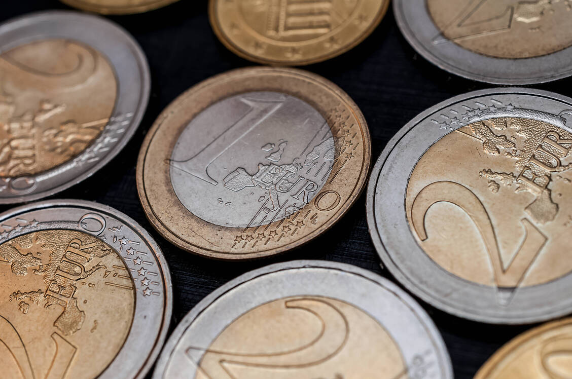 Ab Januar müssen Apotheken einen höheren Abschlag an die Kassen zahlen. Für den Einzug der Zuzahlungen, die an die Kassen gehen, bekommen die Apotheken keine Vergütung. Der Unions-Apothekenberichterstatter Stephan Pilsinger (CSU) kann sich vorstellen, beides zu kombinieren. / © Imago/Zoonar
