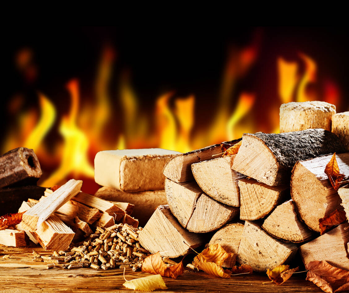Ohne Frage, gemütlich ist ein Kaminfeuer. Gut für die Umwelt und die Gesundheit ist das Heizen mit Holz jedoch nicht. / Foto: Adobe Stock/exclusive-design