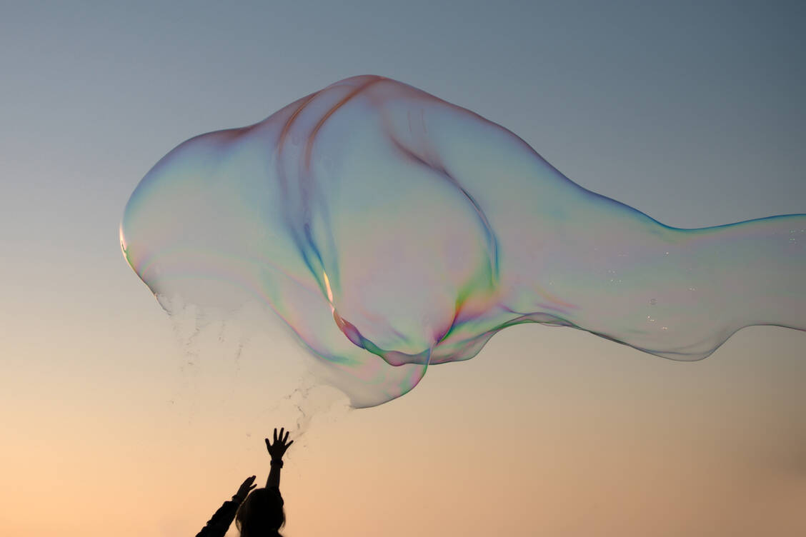 Seifenblasen sind schön und faszinierend zugleich. Je größer sie werden und je länger sie halten, desto besser. / Foto: Adobe Stock/Volodymyr