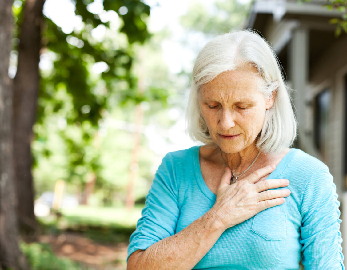 Bei Frauen tritt ein Herzinfarkt statistisch gesehen später als bei Männern auf, häufig erst zehn Jahre nach der Menopause.  / Foto: Getty Images/Patrick Heagney